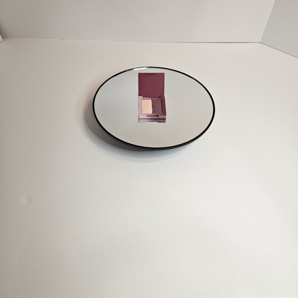F.A.R.A.H. dual eyeshadow in Bloom and Wildflower - Picture 4 of 6